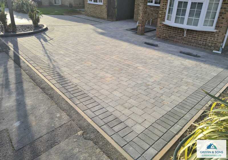block paved driveway
brick setts border
water feature 