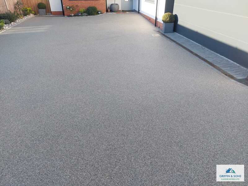 Grey 
resin 
driveway 
granite
sett 
border