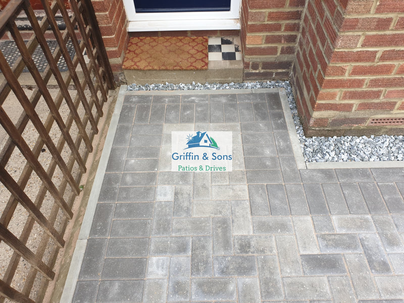 Standard Block Paving in Silver Haze with Charcoal Boarder