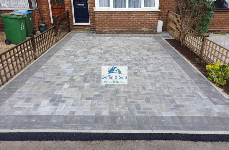 Standard Block Paving in Silver Haze with Charcoal Boarder
