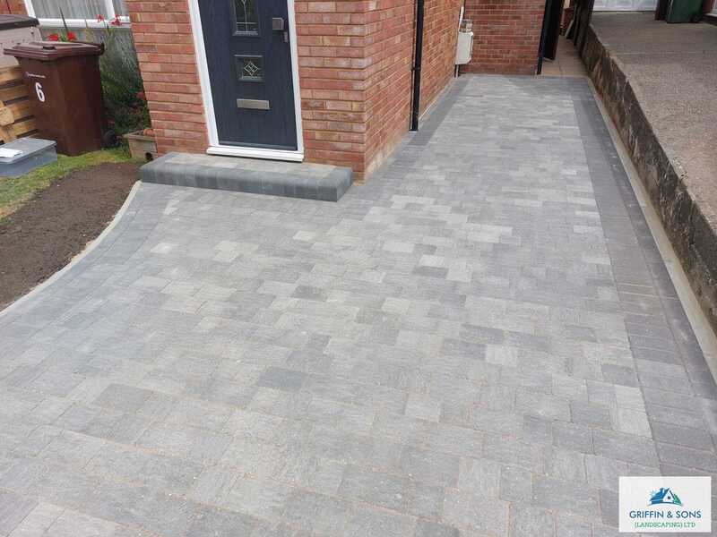 Block paved driveway
brick sett border
Step